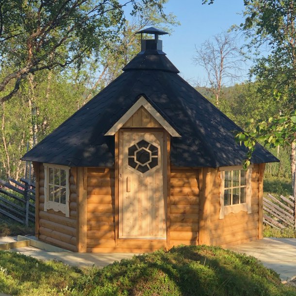 Grillhytte C 10 kvm. 138 cm veggh�yde, Med grill, benker, pipe